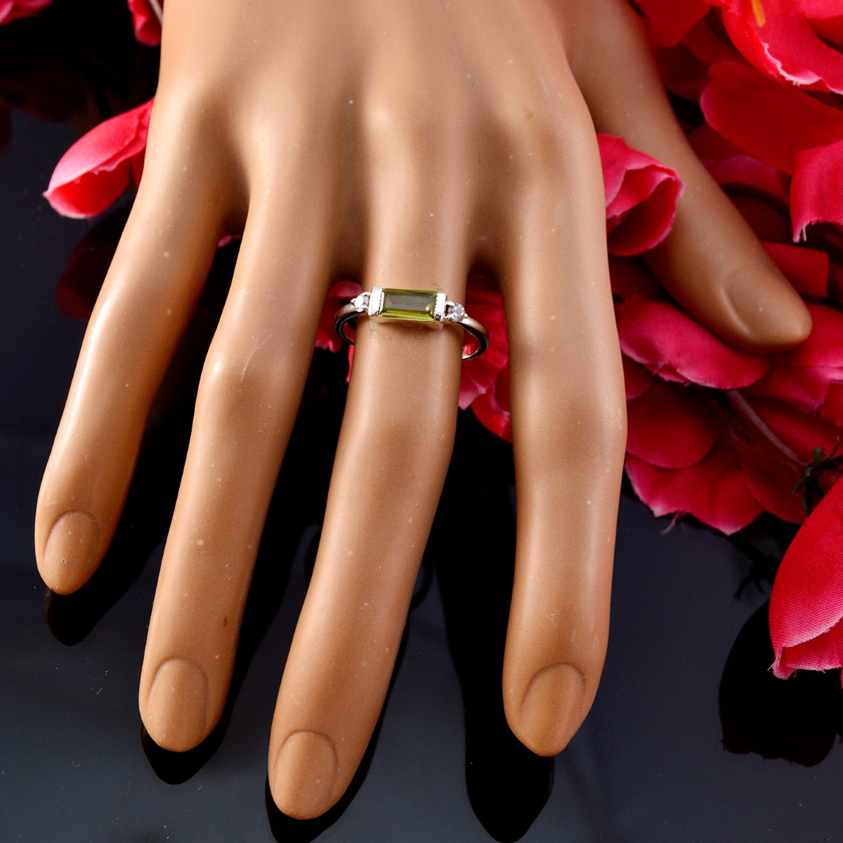 Min-seo Romantic Green Halo Ring