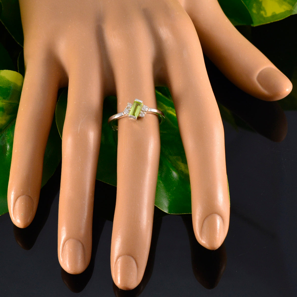 Saanvi Modern Green Halo Ring