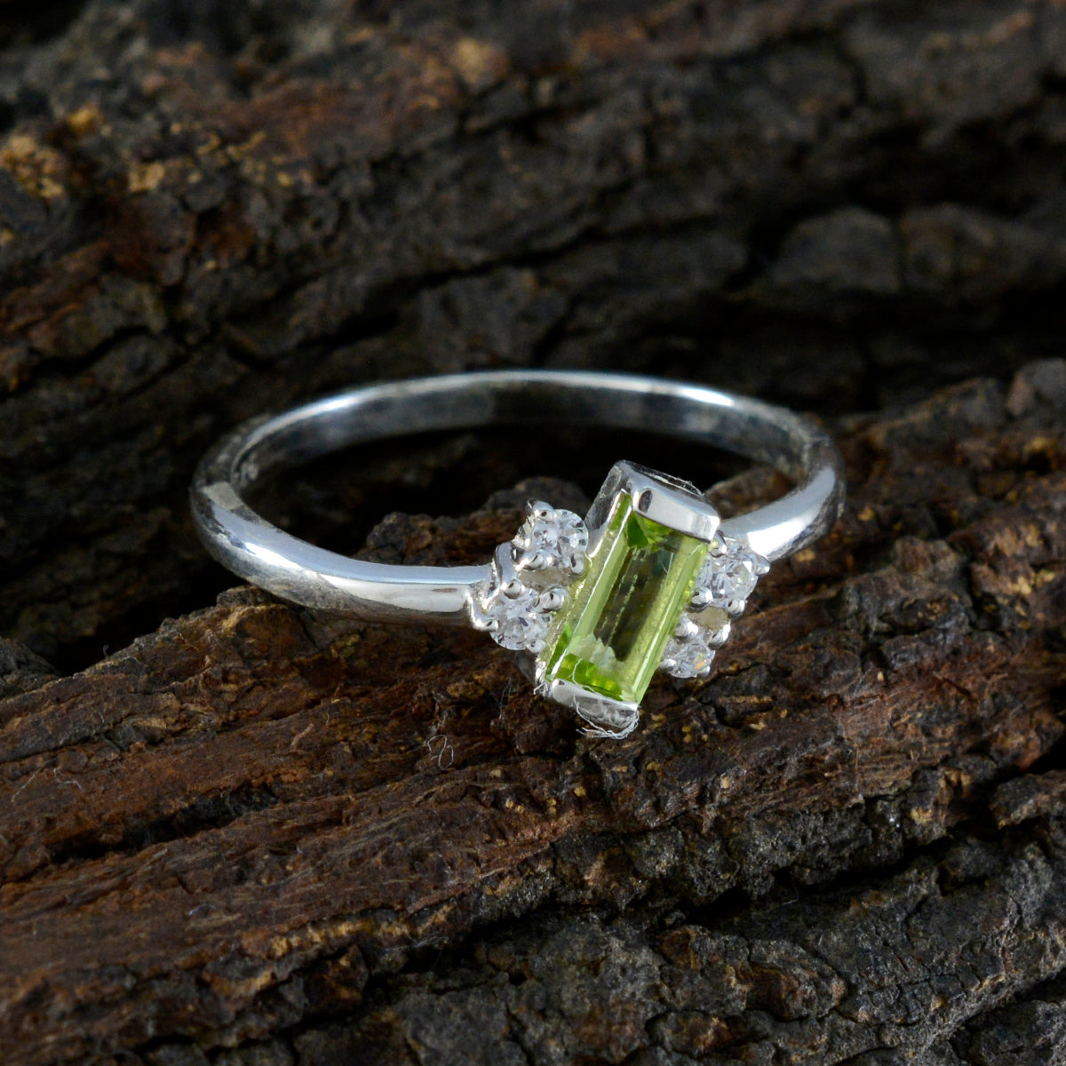 Saanvi Modern Green Halo Ring
