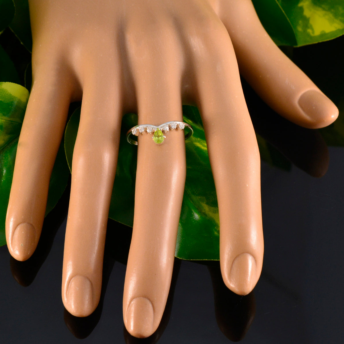 Sakura Trendy Green Halo Ring