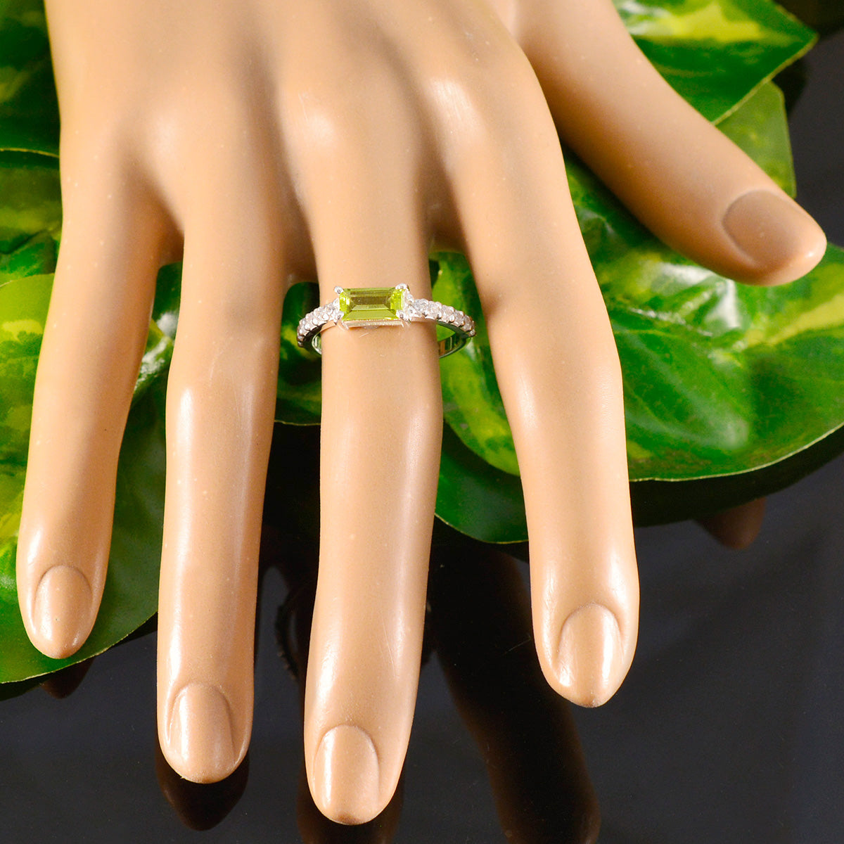 Yuki Abstract Green Halo Ring