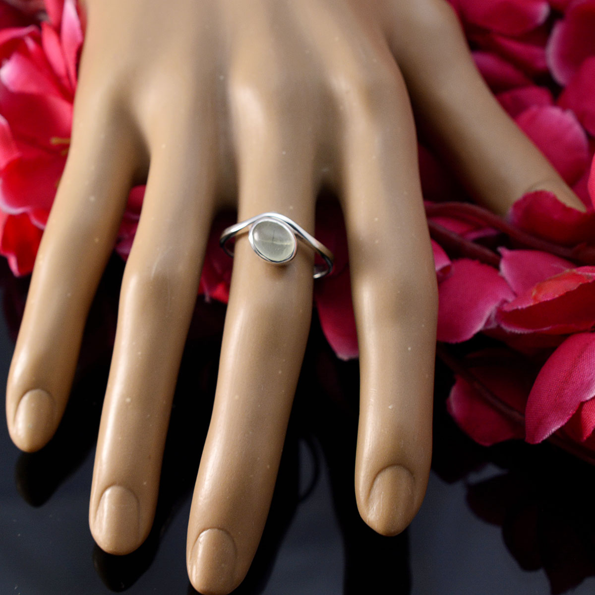 Victoria Trendy Light Green Solitaire Ring