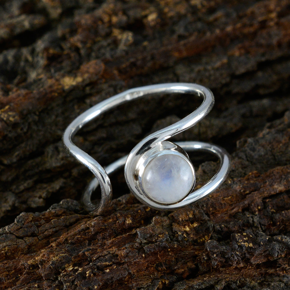 Nari Luxurious White Solitaire Ring