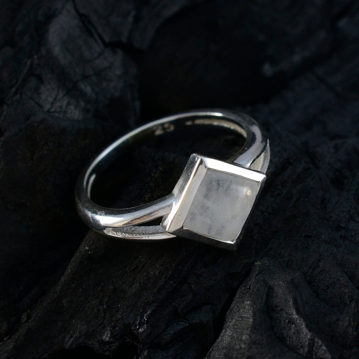 Hana Romantic White Solitaire Ring