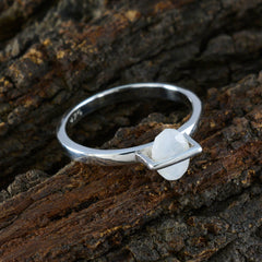Eleanor Glamorous White Solitaire Ring