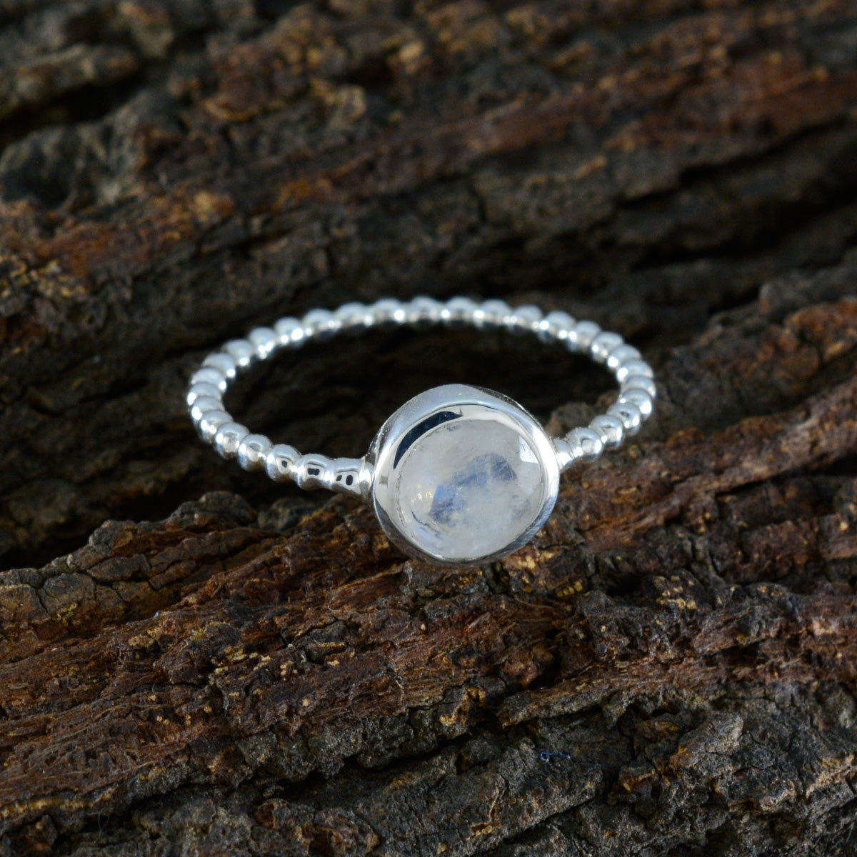 Xiu Twist White Solitaire Ring