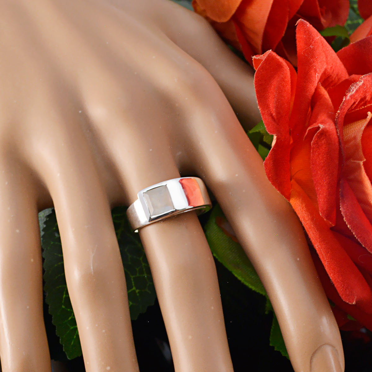 Dewi Feminine White Solitaire Ring