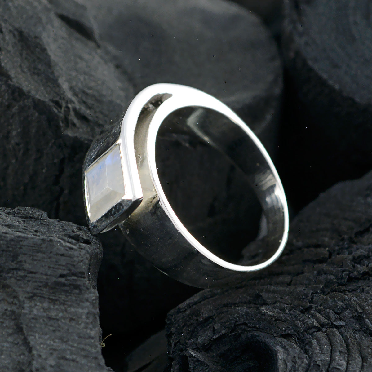 Dewi Feminine White Solitaire Ring