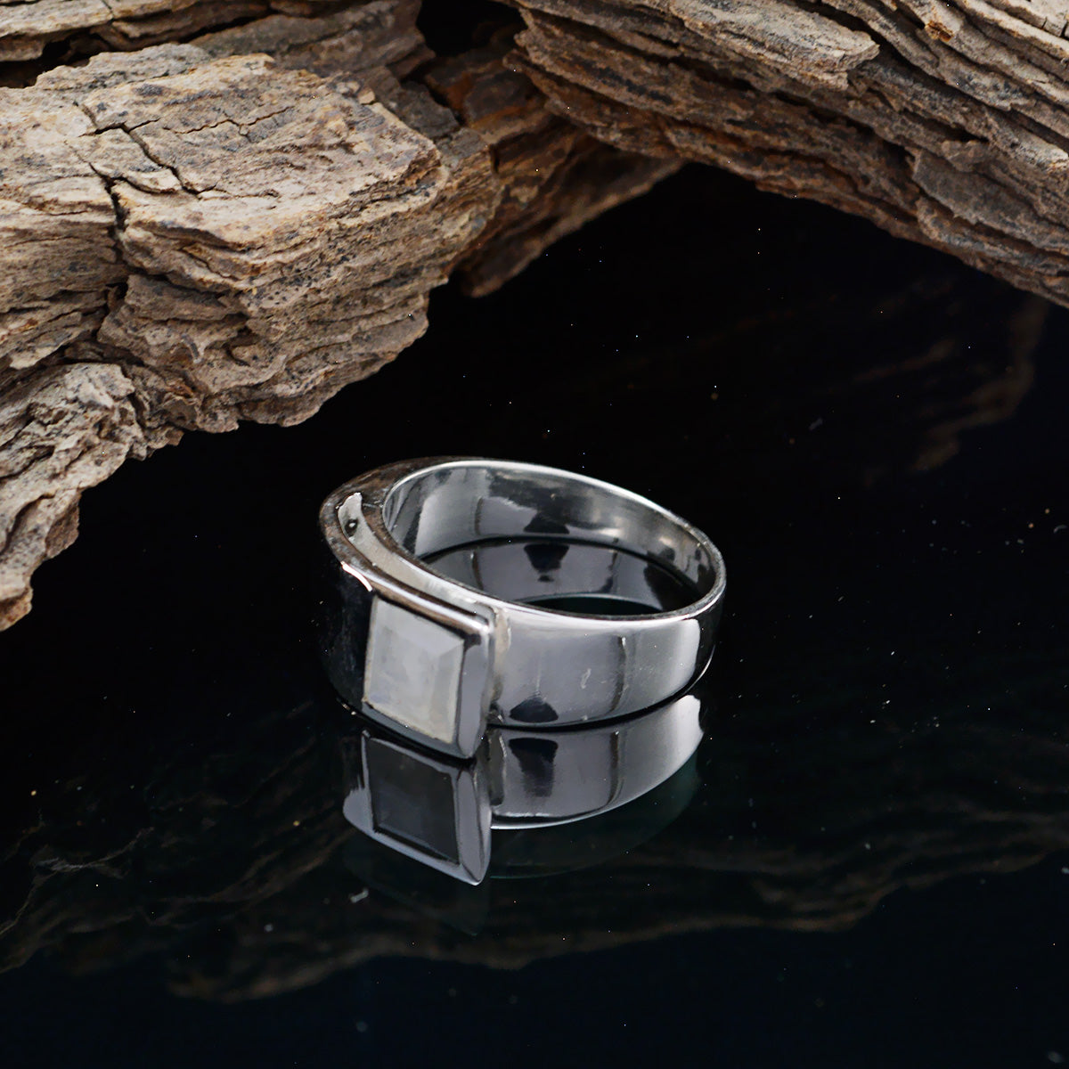 Dewi Feminine White Solitaire Ring