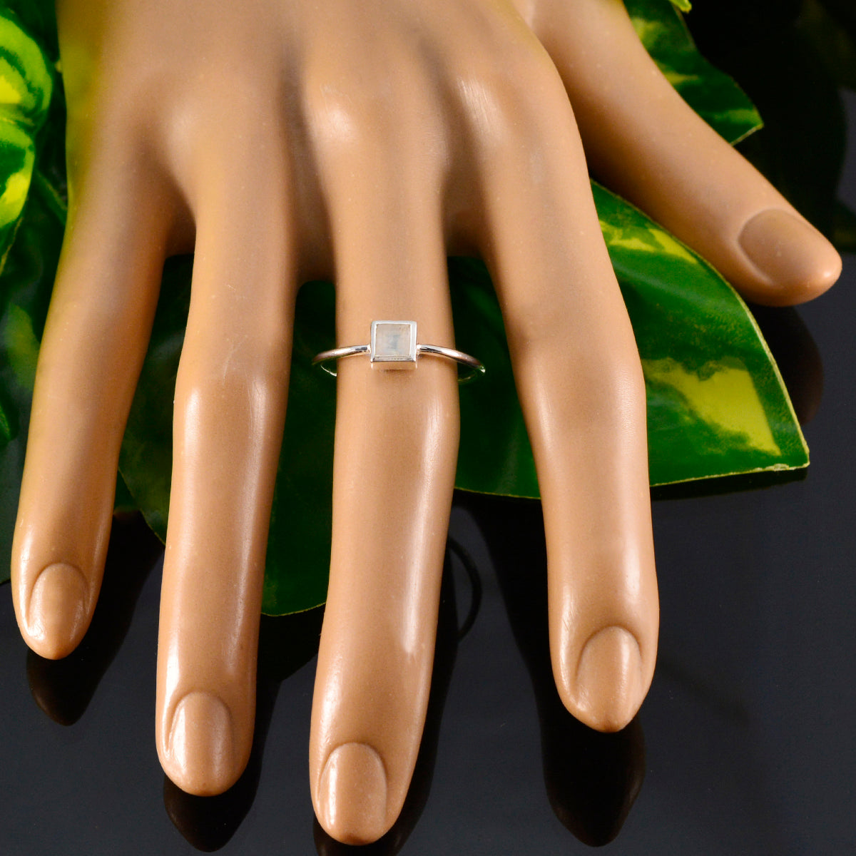 Xiu Feminine White Solitaire Ring