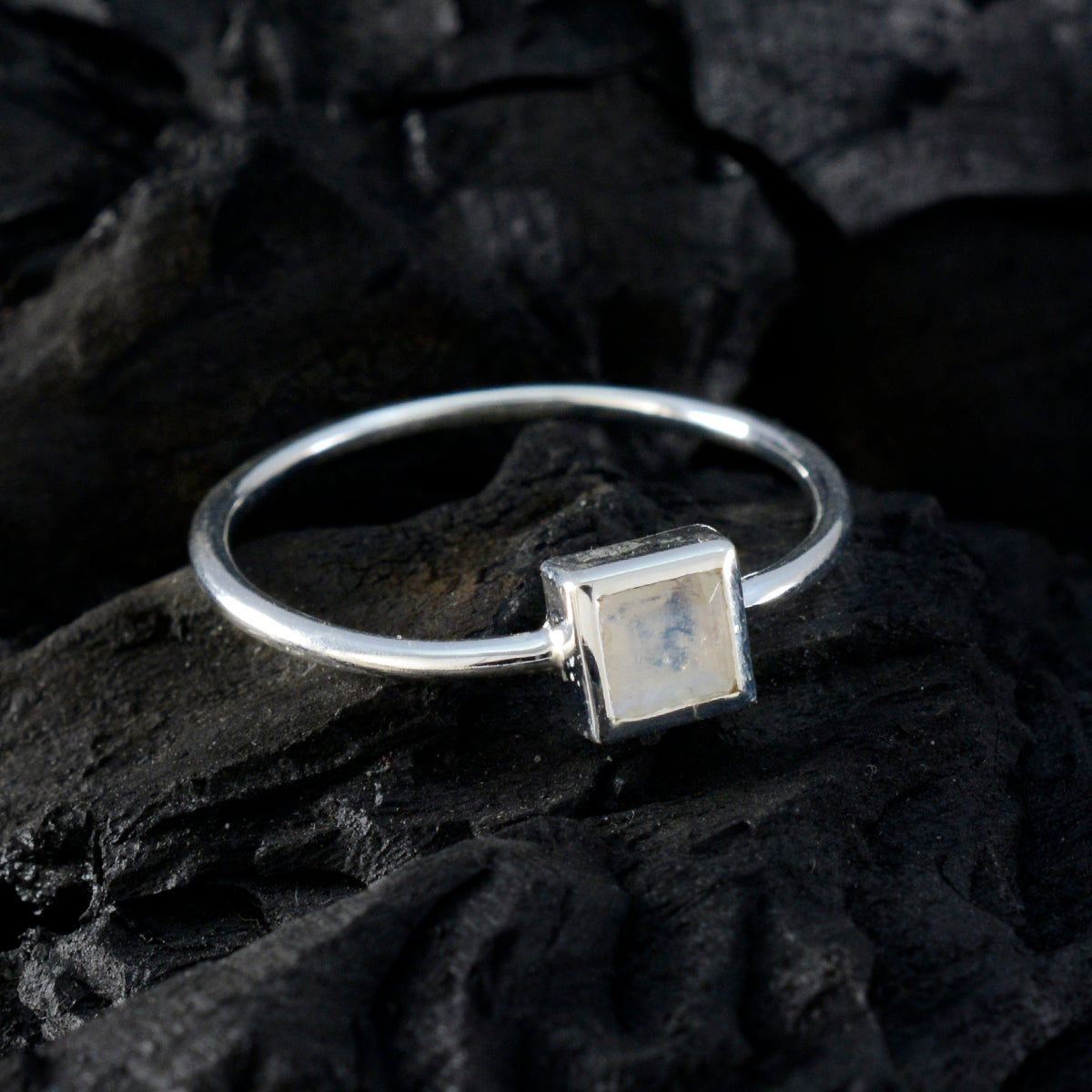 Xiu Feminine White Solitaire Ring