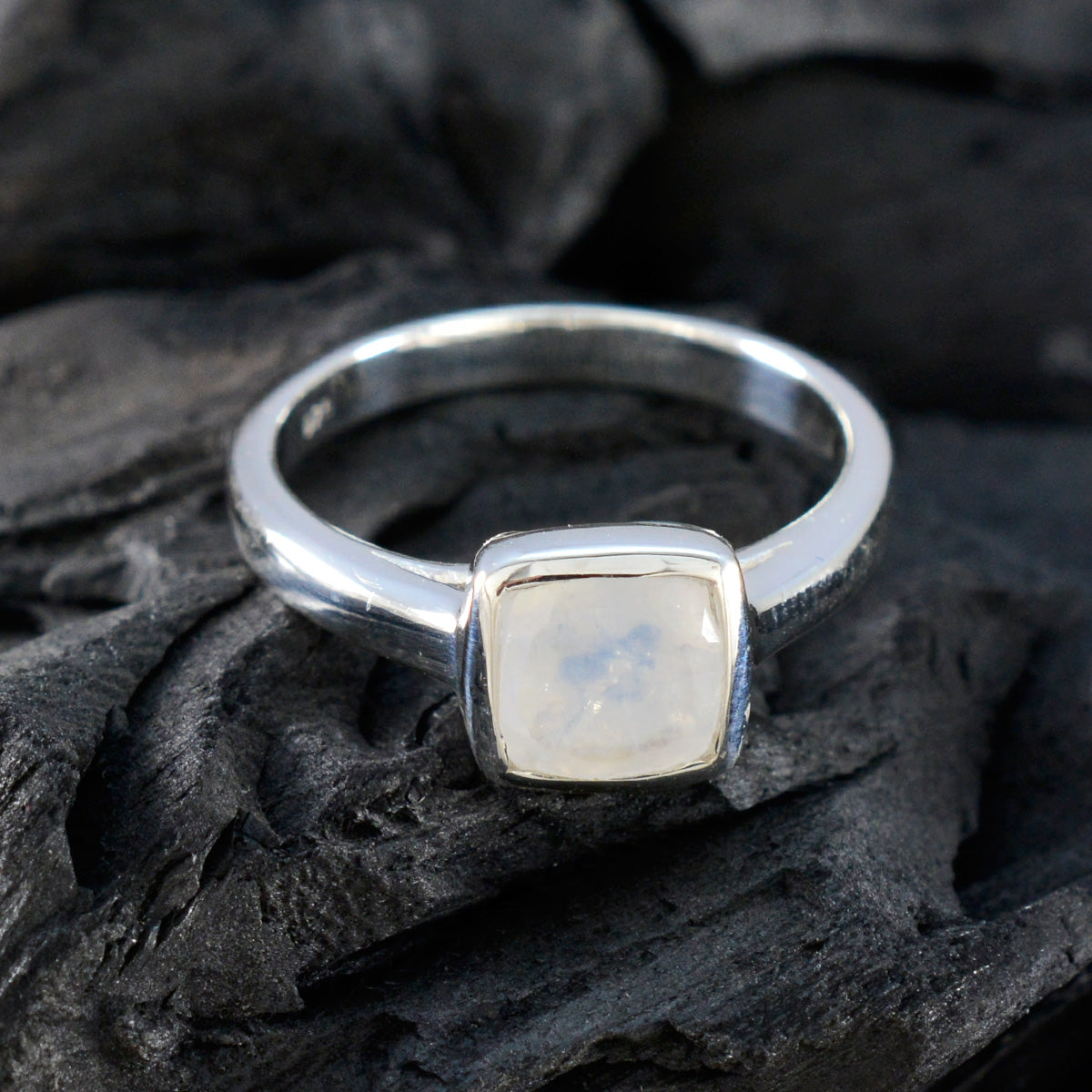 Victoria Glamorous White Solitaire Ring