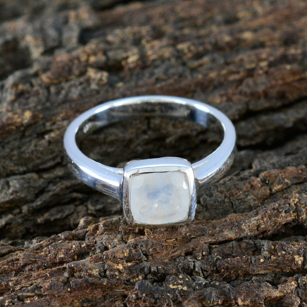 Victoria Glamorous White Solitaire Ring