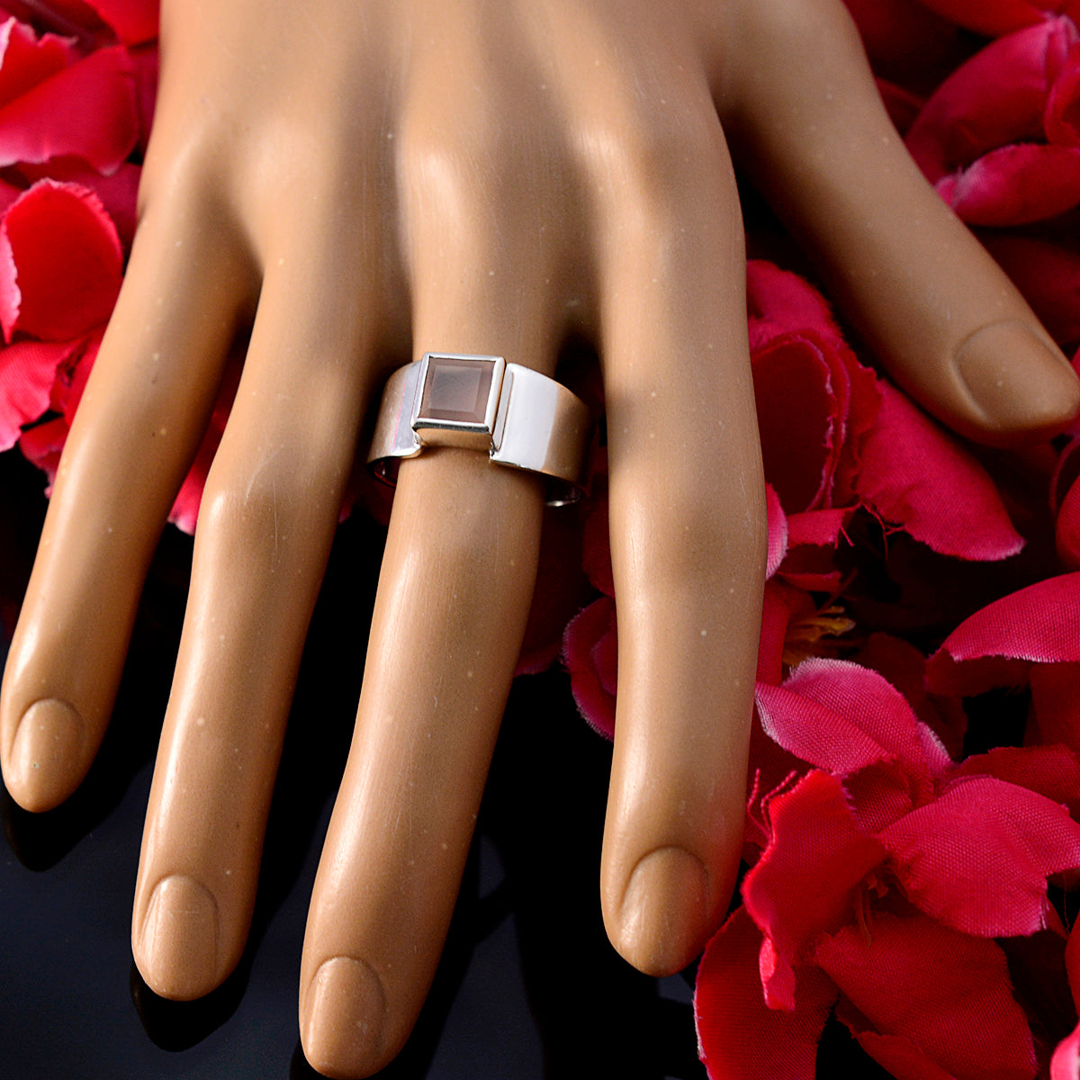 Bruna Trendy Pink Solitaire Ring