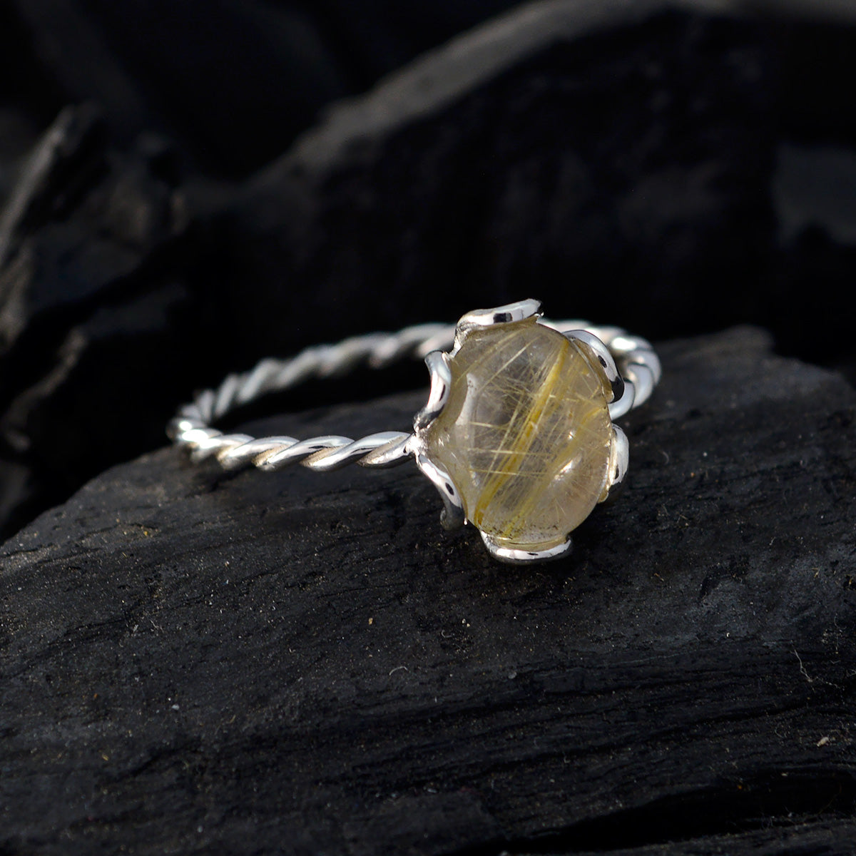 Yuki Twist Golden Solitaire Ring