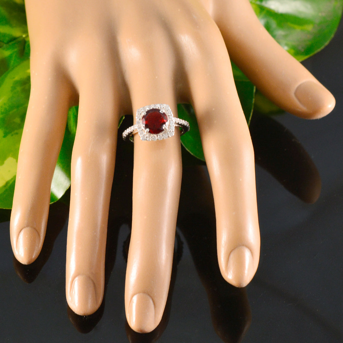 Yan Luxurious Red Halo Ring