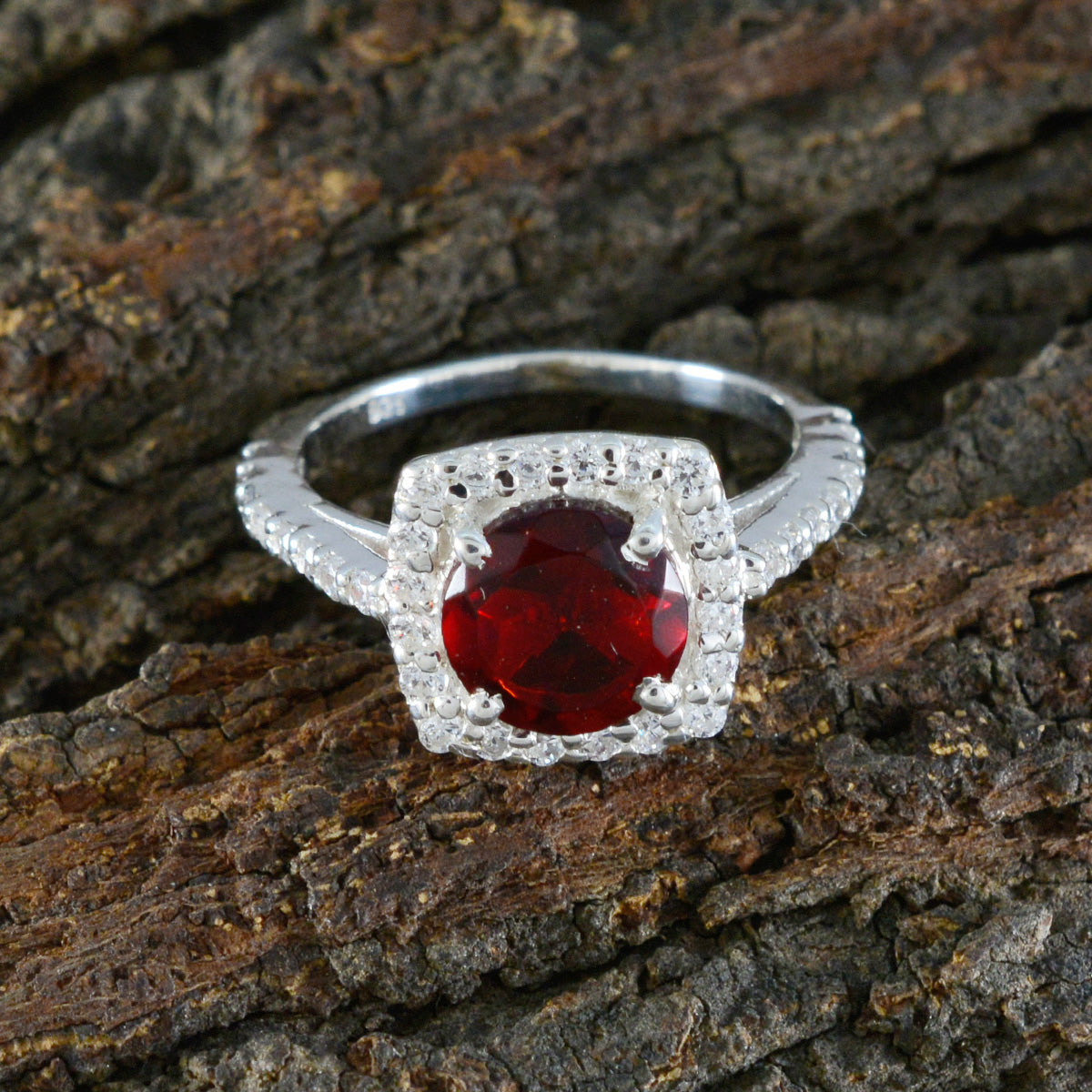 Yan Luxurious Red Halo Ring