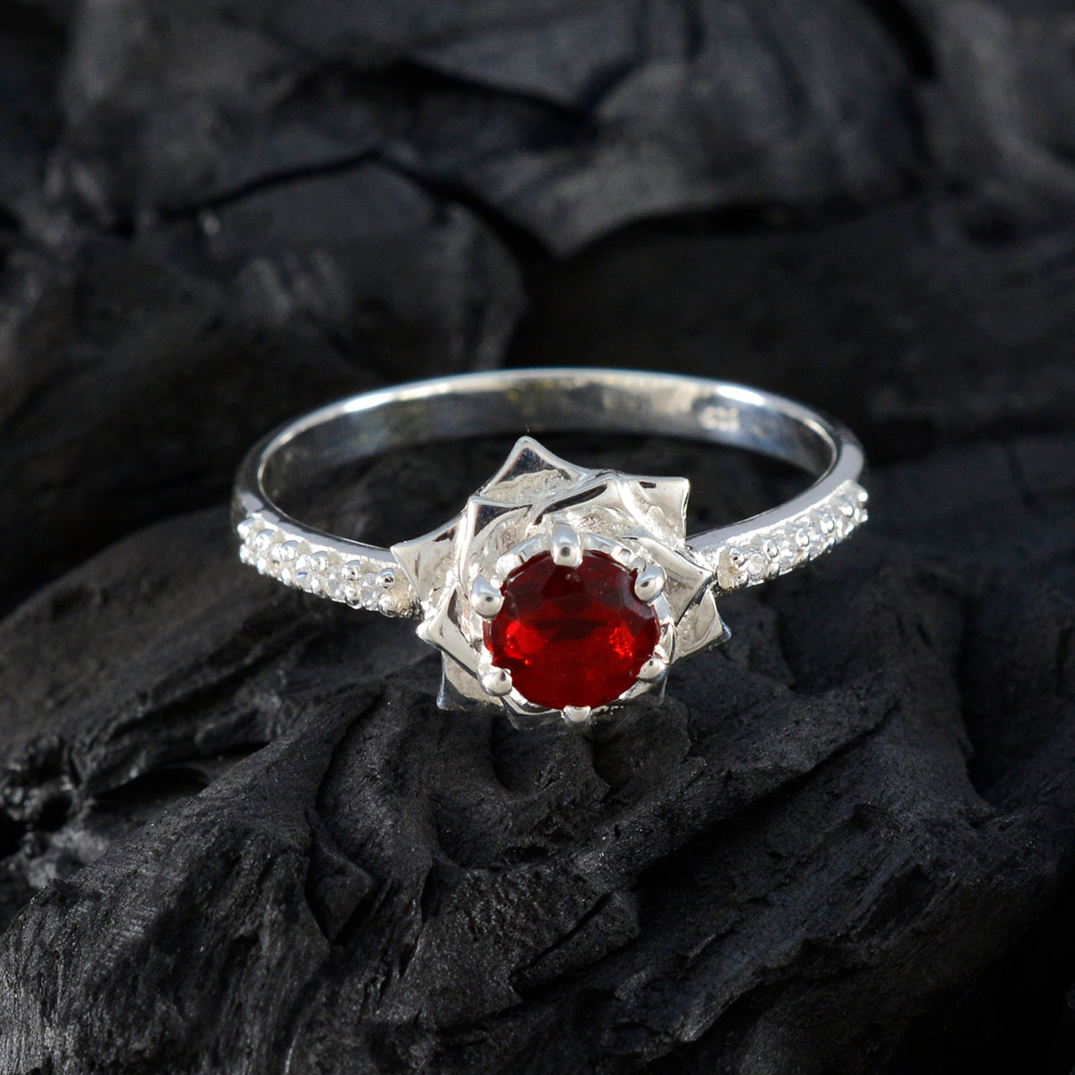 Putri Fairytale Red Halo Ring