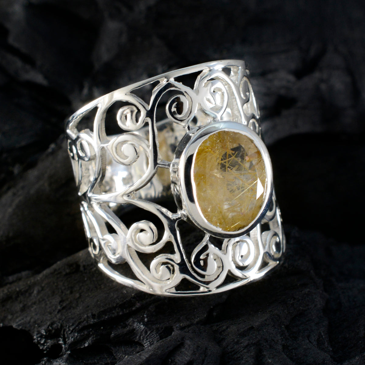 Saanvi Filigree Golden Solitaire Ring