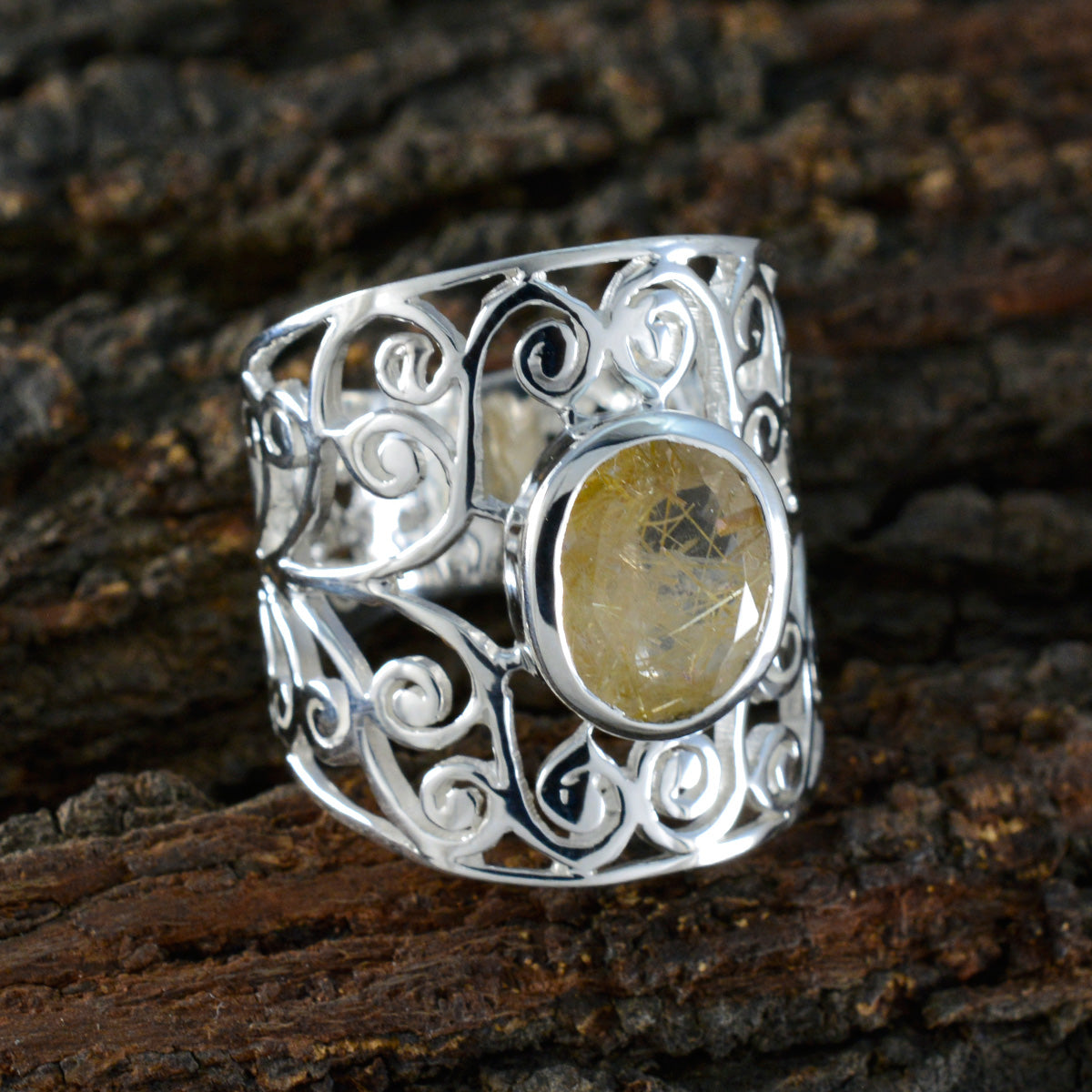 Saanvi Filigree Golden Solitaire Ring