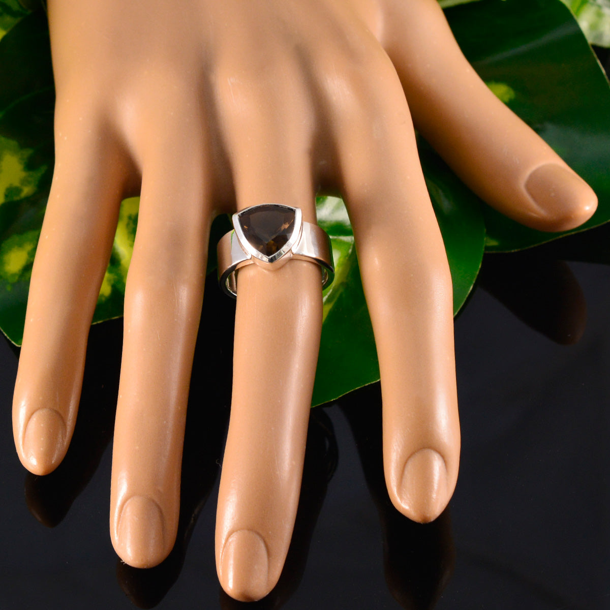 Sofía Signet Brown Solitaire Band