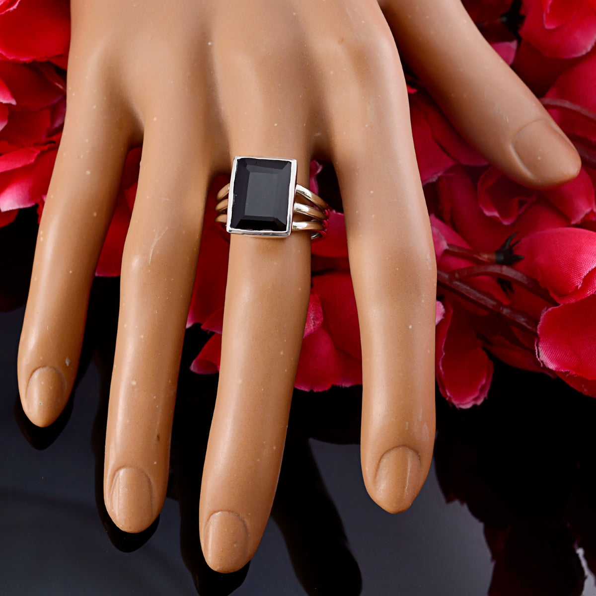 Anna Glamorous multicolor Solitaire Ring