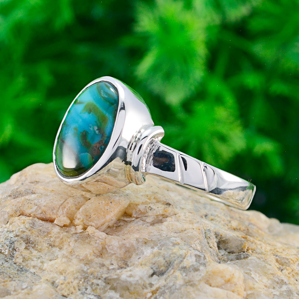 Saanvi Luxurious Turquoise Solitaire Ring