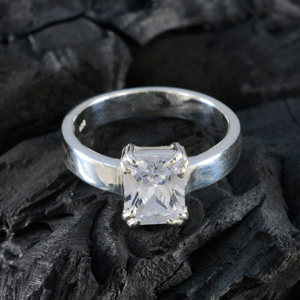 Victoria Trendy White Solitaire Ring