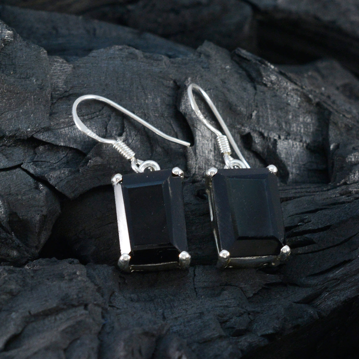 Mathilde Black Dangle Earrings with Elegant Design