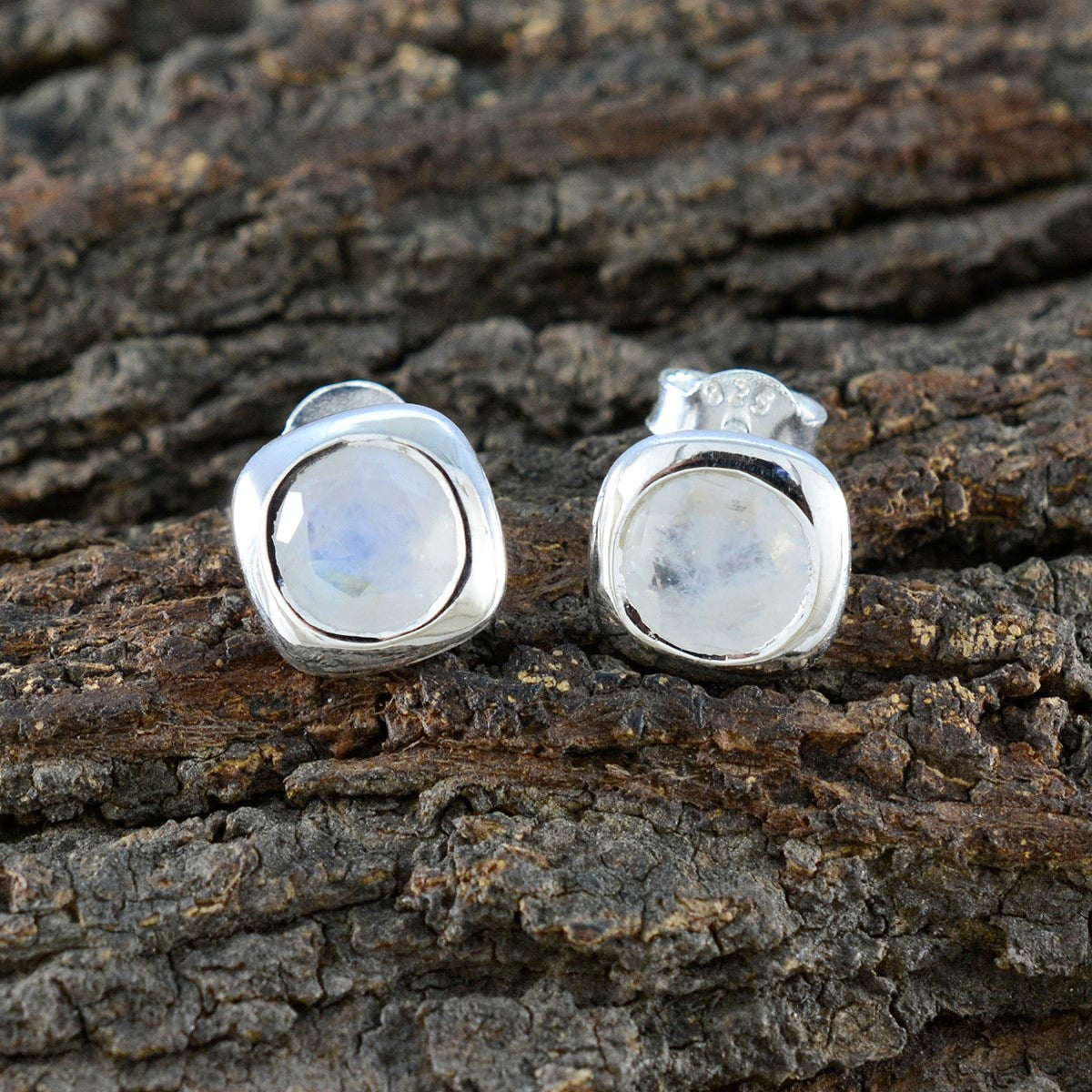 Maria Elegant Solitaire Stud Earrings in Silver