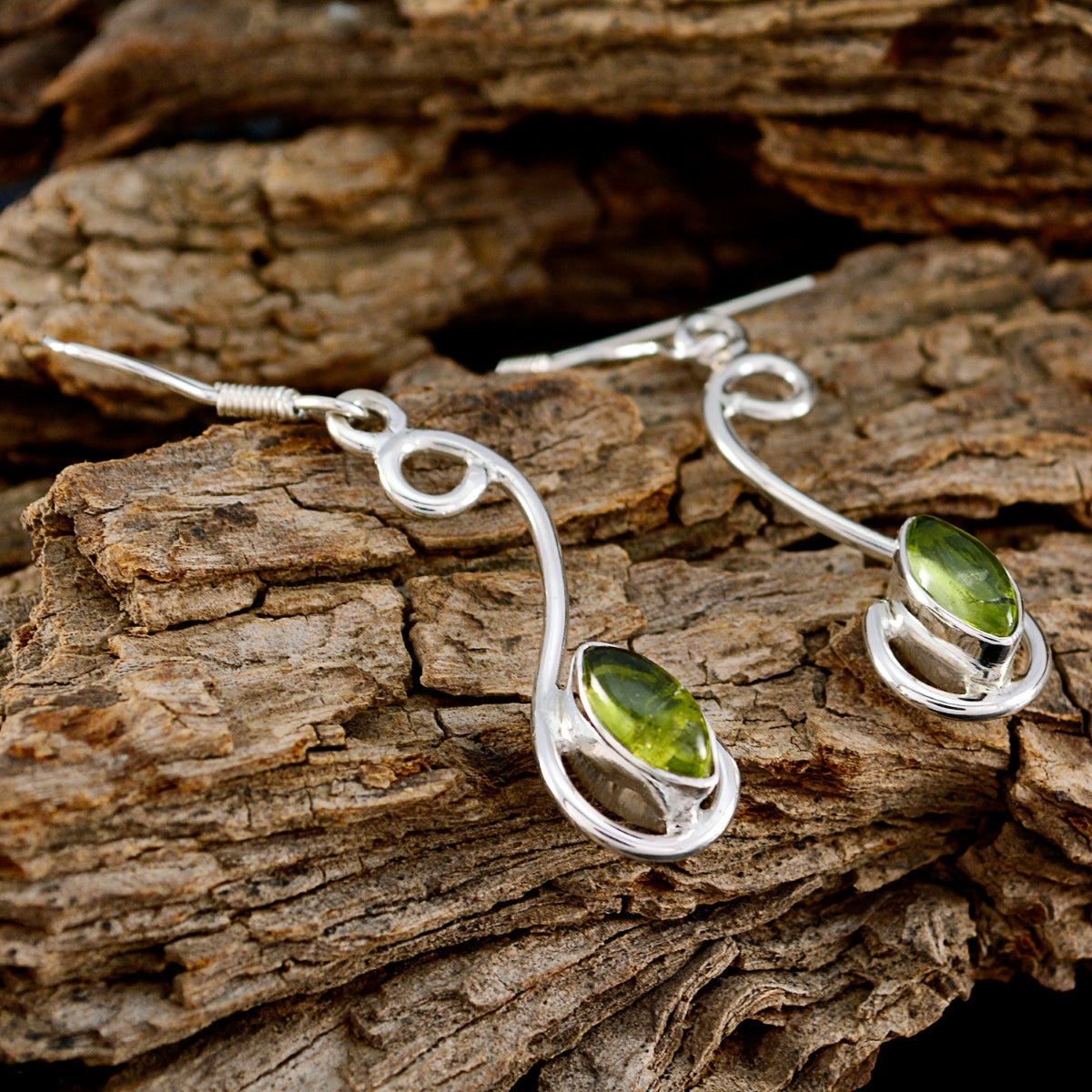 Isadora Green Dangle Earrings in Elegant Design