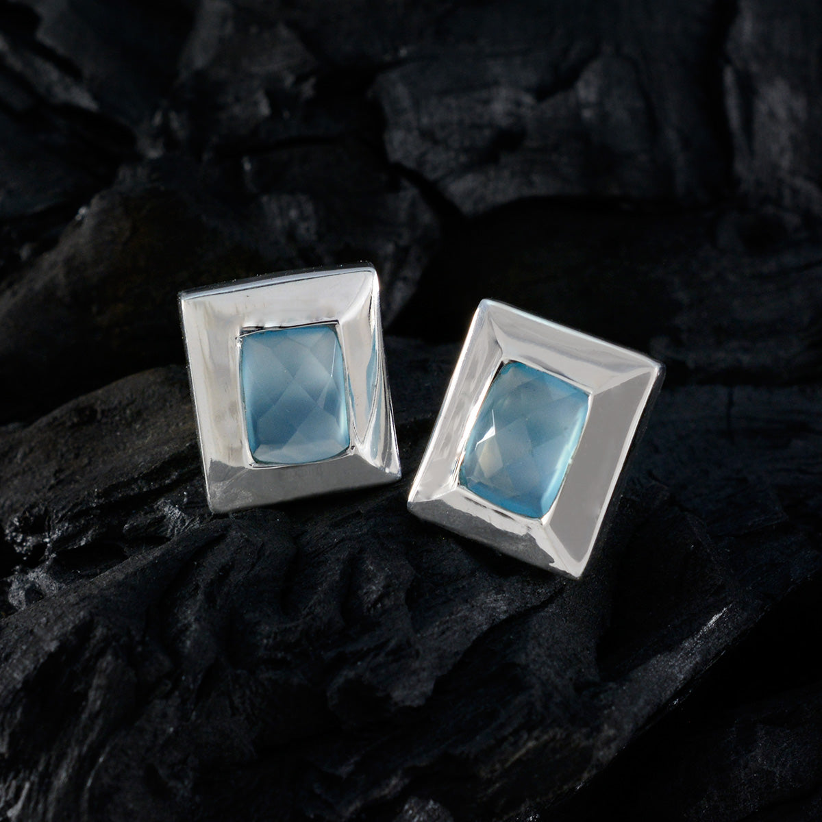 Laura Blue Solitaire Earrings for Everyday Elegance