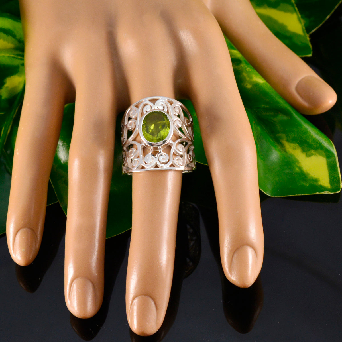 Luna Filigree Green Ring - Elegant Gemstone Jewelry