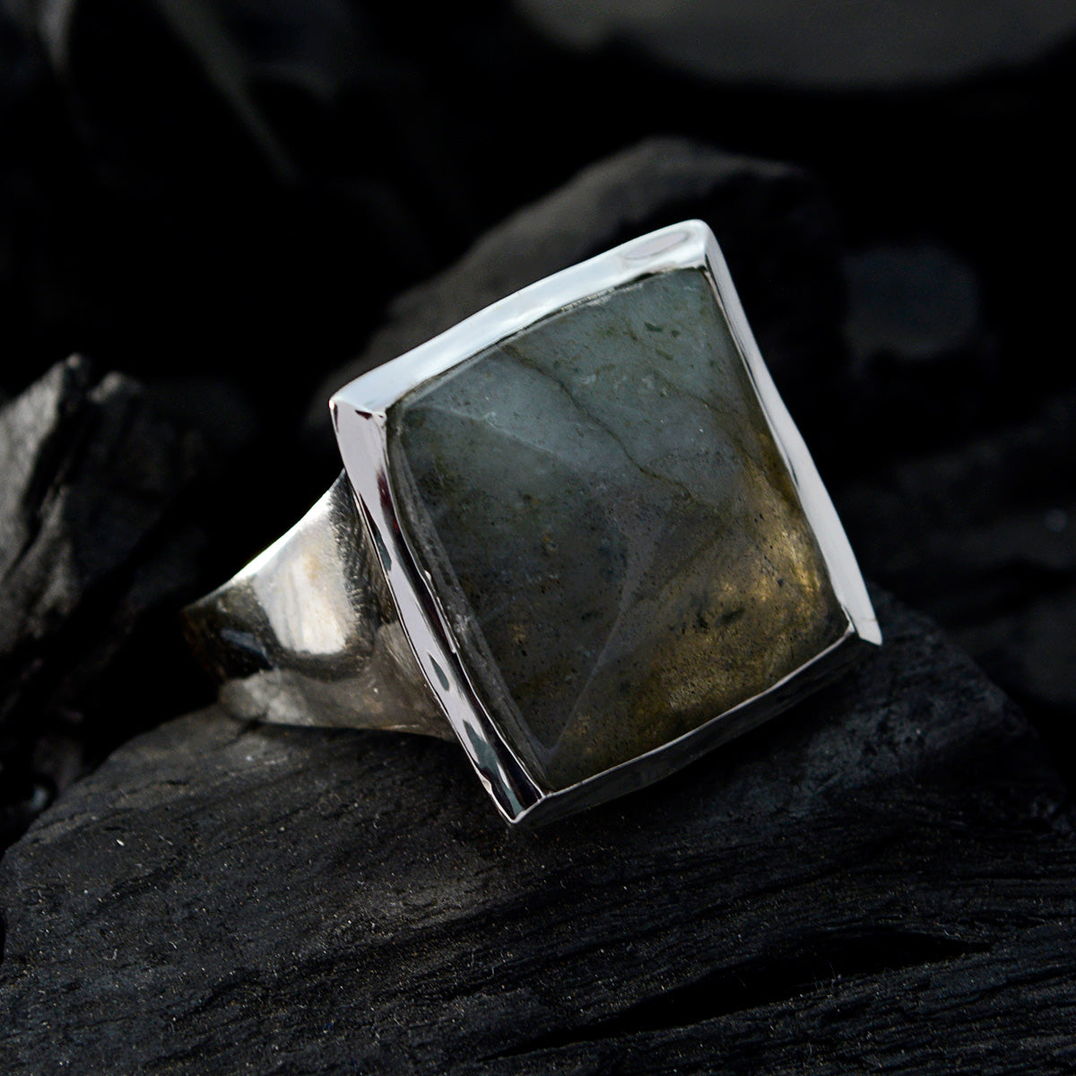 Mariana Traditional Grey Solitaire Ring