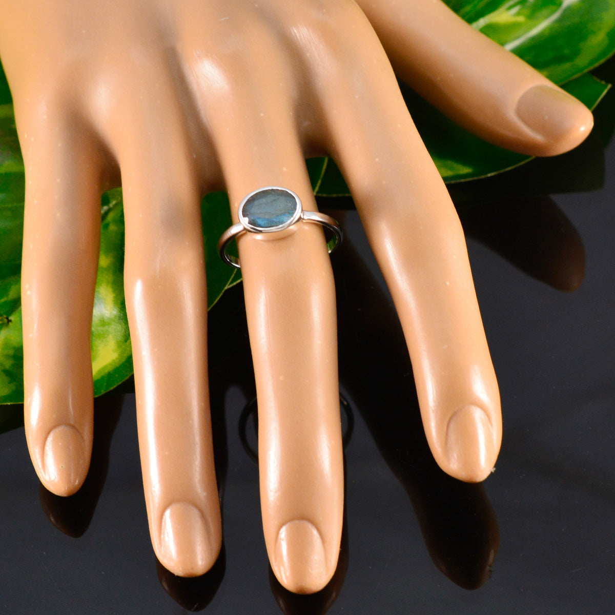 Ha-eun Modern Grey Solitaire Ring with Labradorite Gemstone