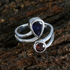 Multicolor Toi et Moi ring featuring a teardrop amethyst and round garnet gem on a sleek silver band