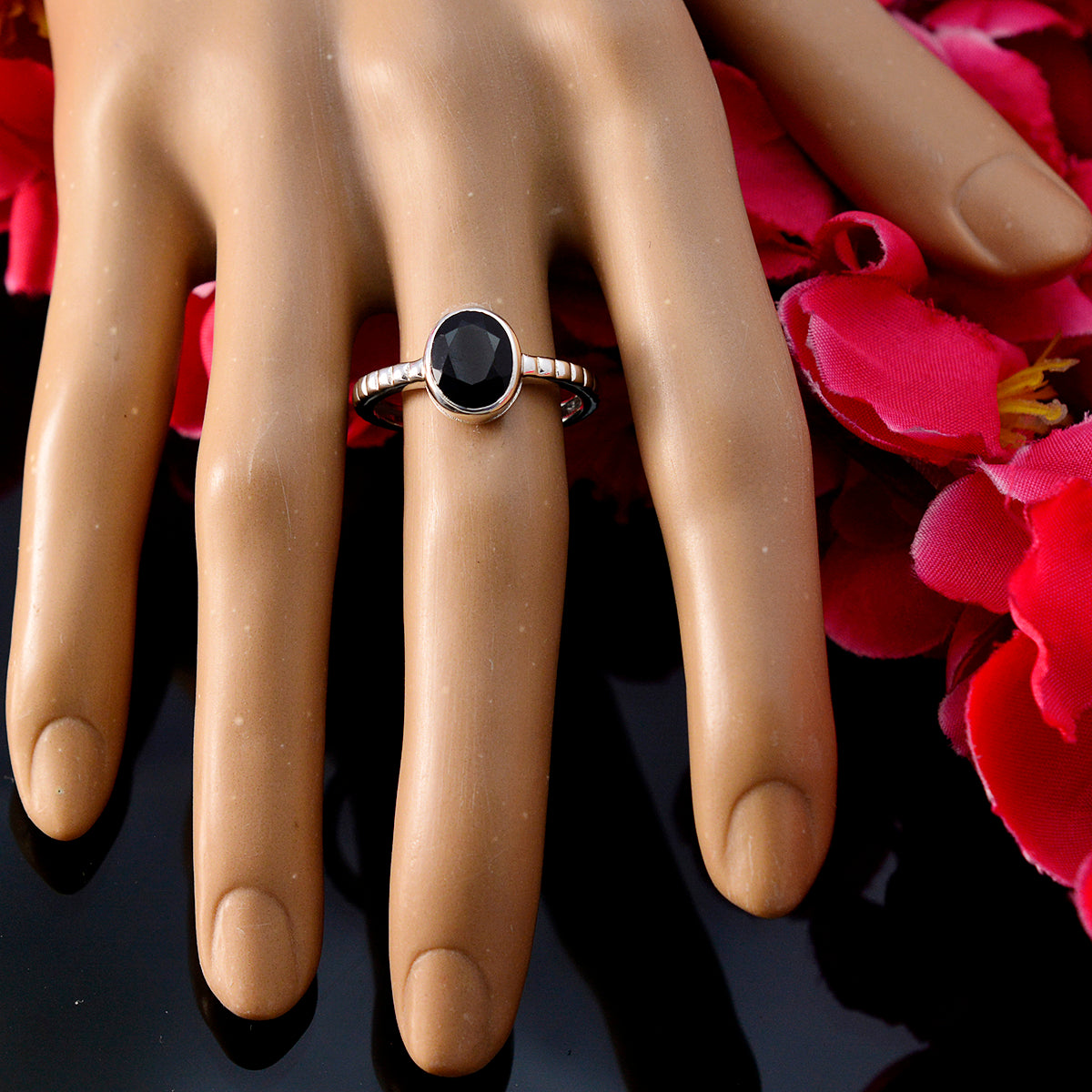 Hye-jin Abstract Black Solitaire Ring
