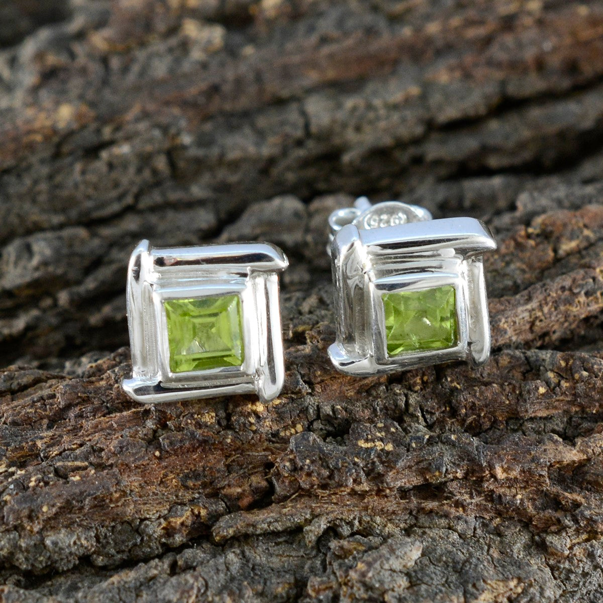 Amanda Green Solitaire Stud Earrings for Every Occasion