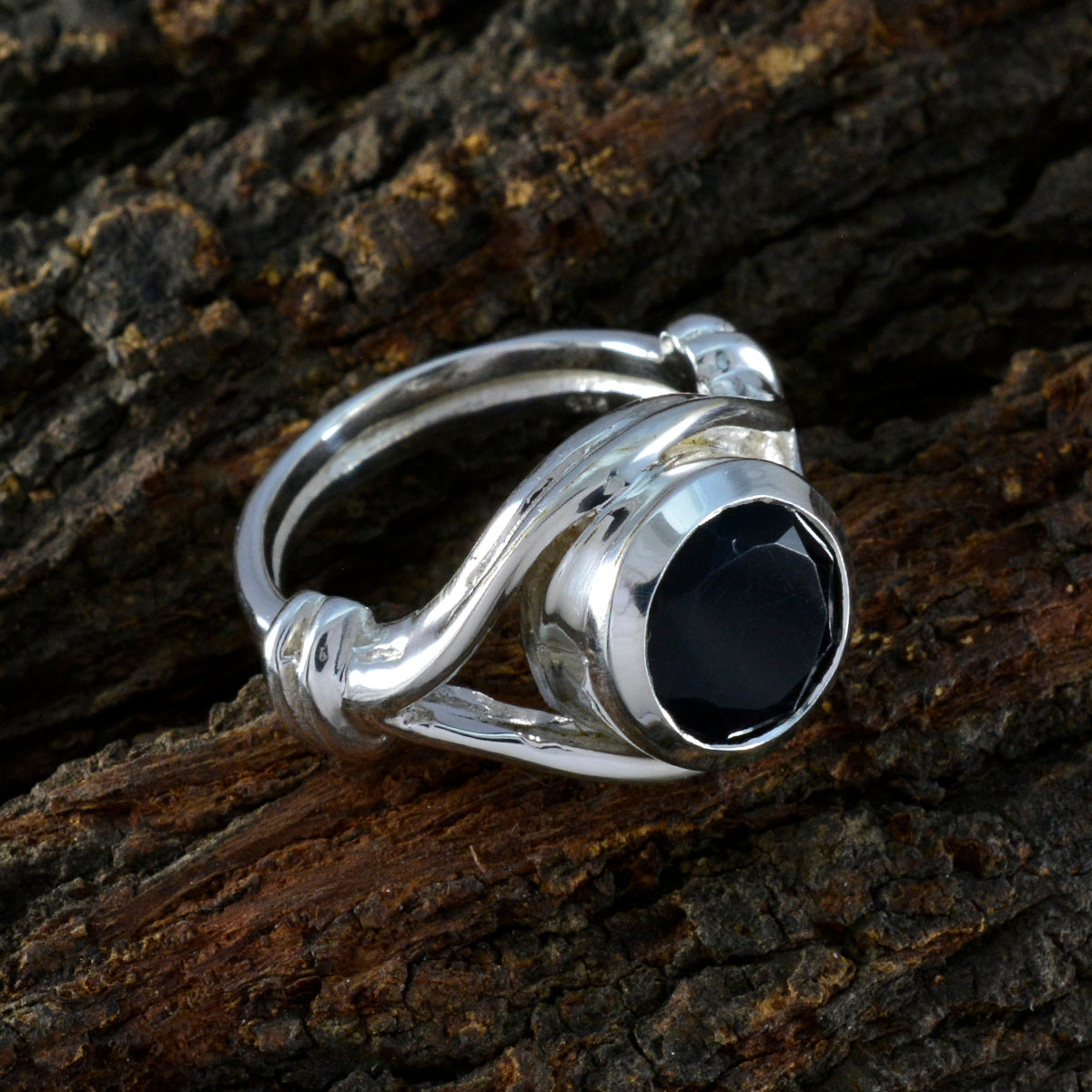 Saanvi Romantic Black Solitaire Ring
