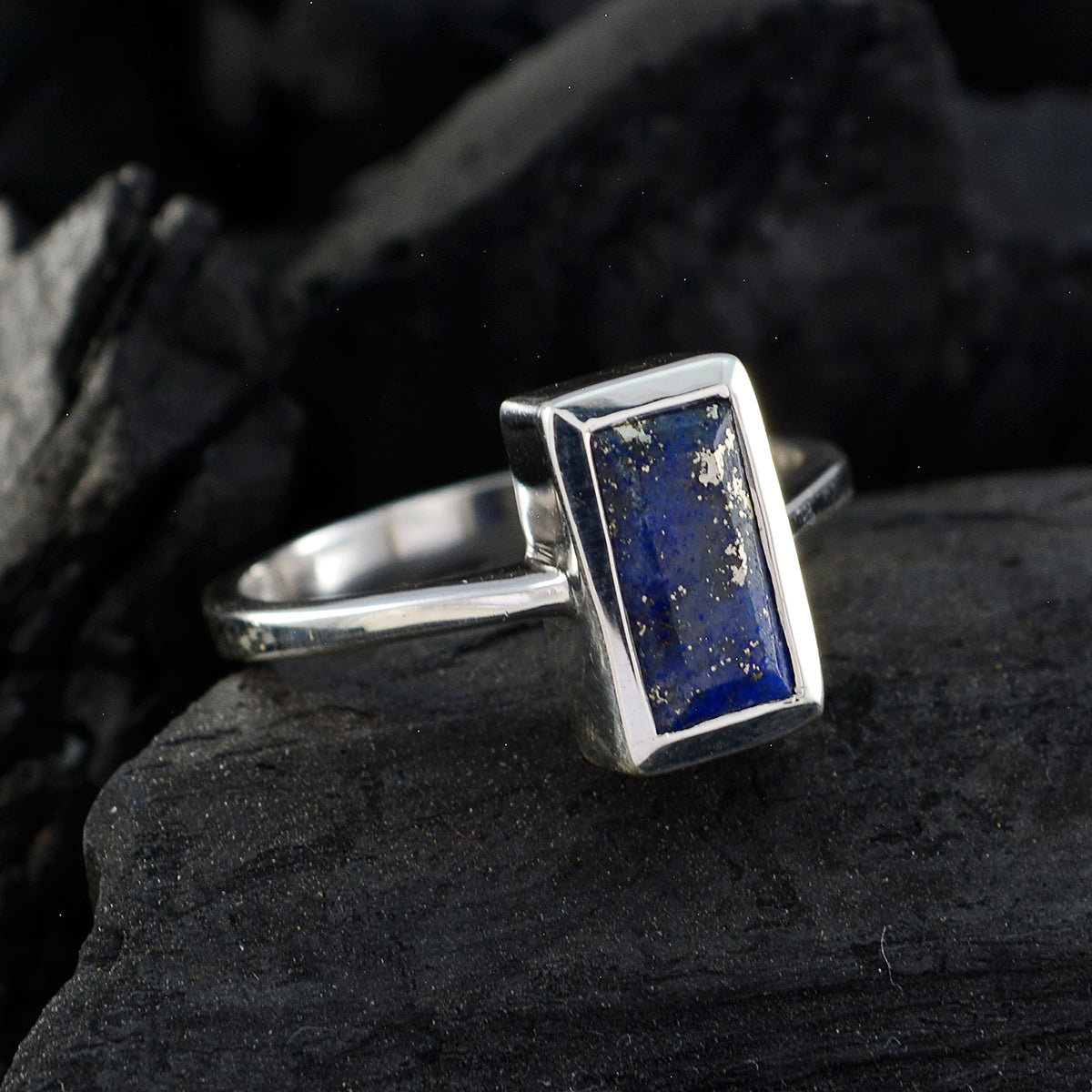 Noelia Graceful Blue Solitaire Ring