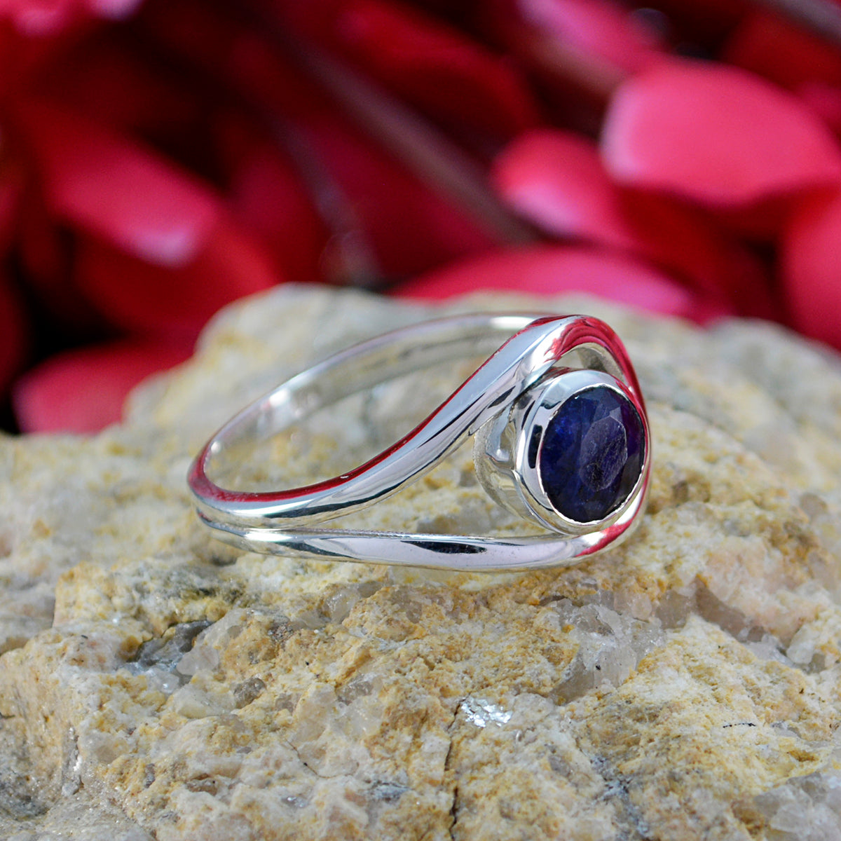 Nayara Graceful Blue Solitaire Ring