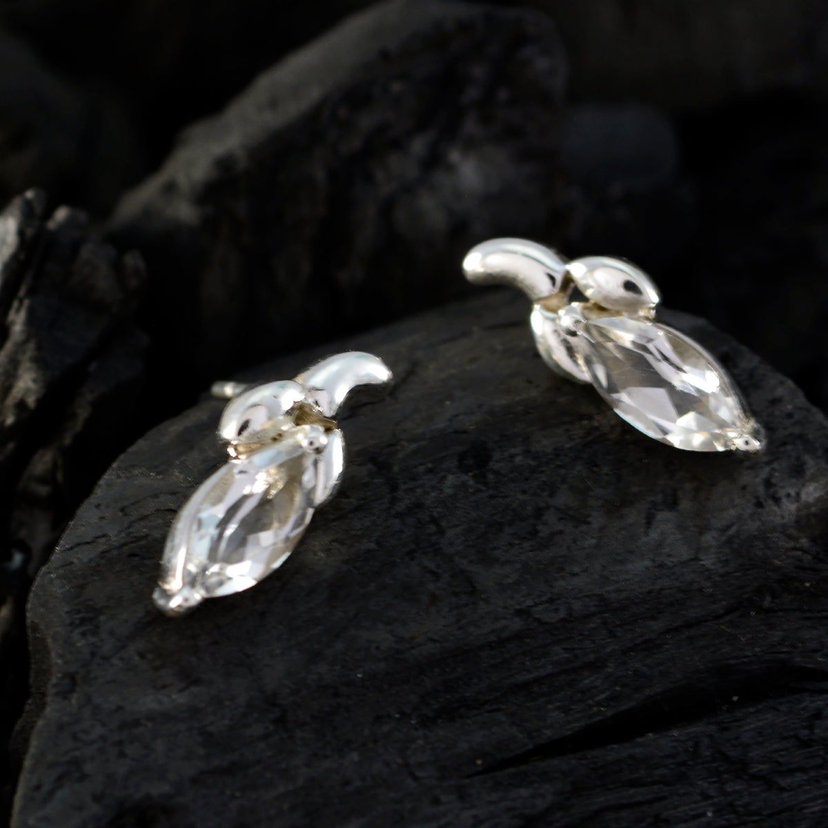 Ines Elegant Solitaire Stud Earrings for Daily Glam