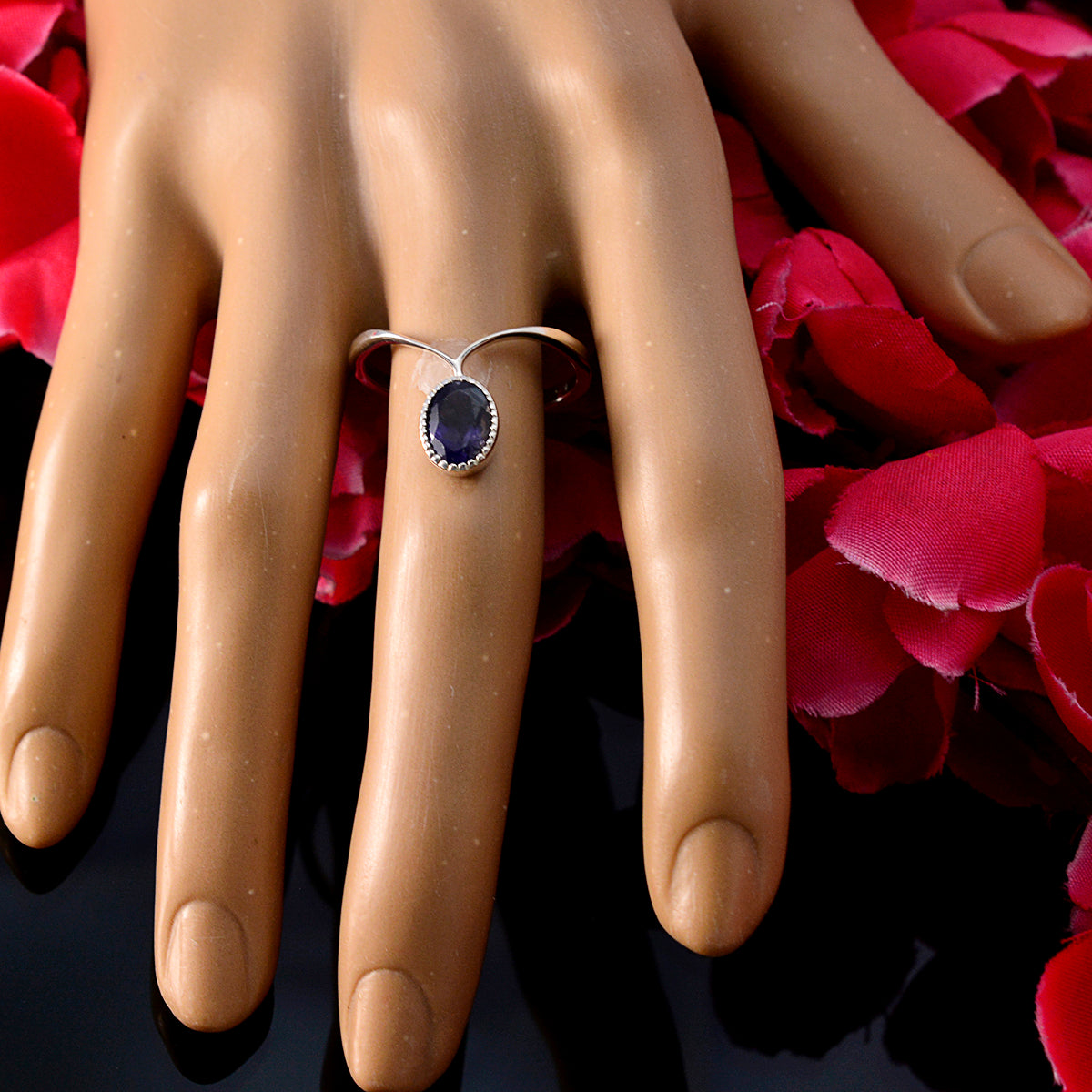 Ji-eun Glamorous Blue Solitaire Ring