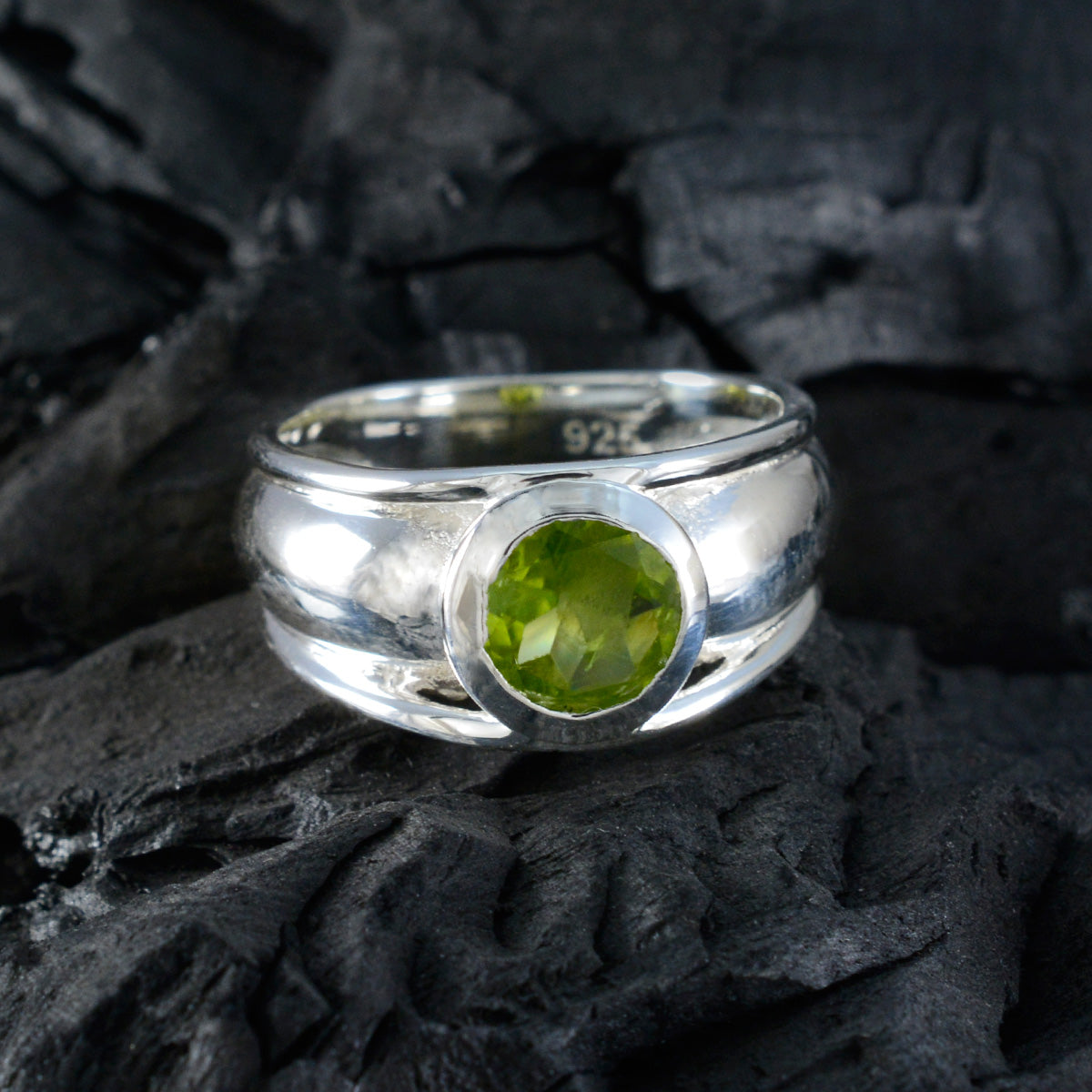Julieta Glamorous Green Solitaire Ring