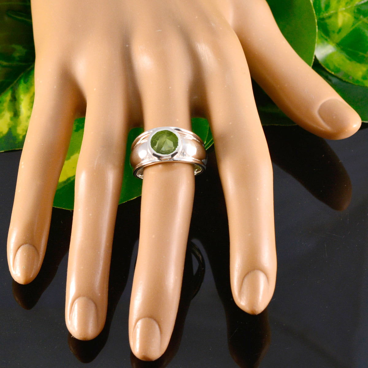 Julieta Glamorous Green Solitaire Ring