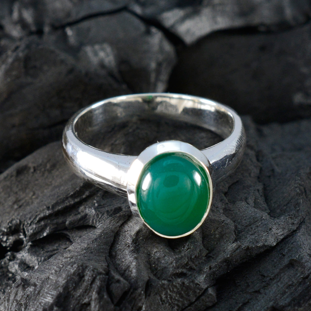 Lorena Glamorous Green Solitaire Ring