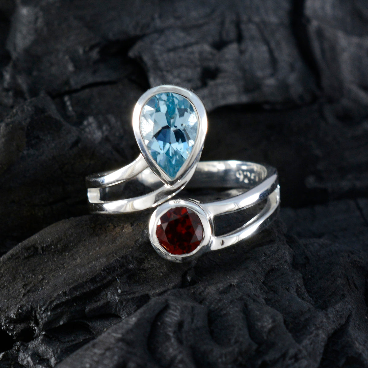 Siti multicolor toi et moi ring sterling silver pear blue topaz and round red garnet double band