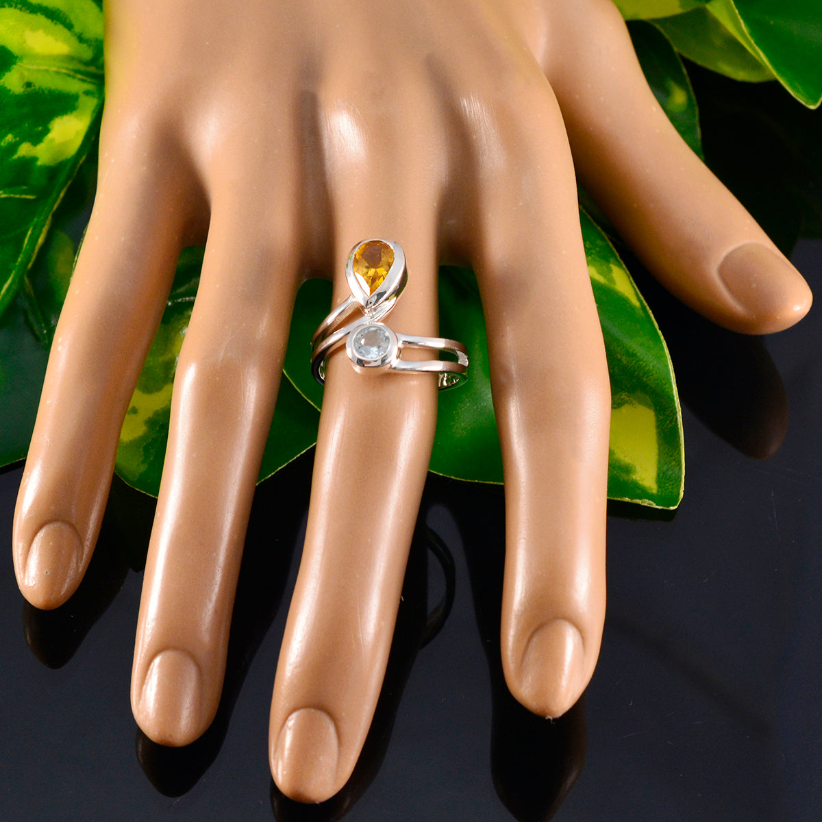 Isla multicolor Toi et Moi ring with two differently colored gemstones on silver band
