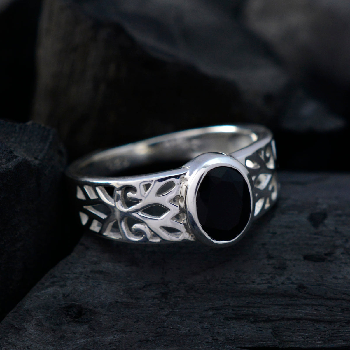 Priya Filigree Black Solitaire Ring