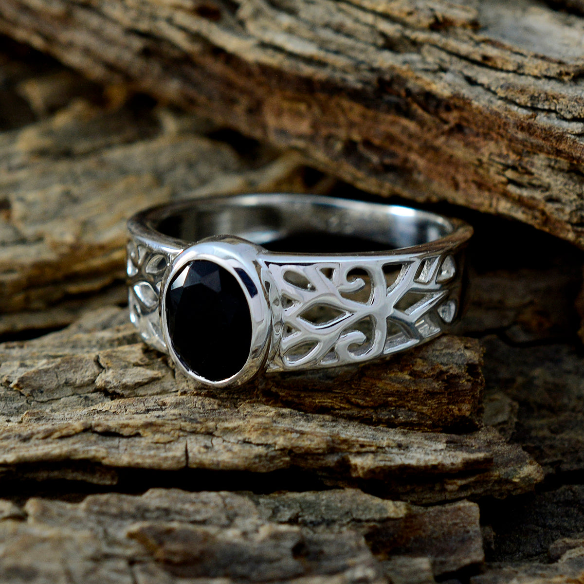Priya Filigree Black Solitaire Ring